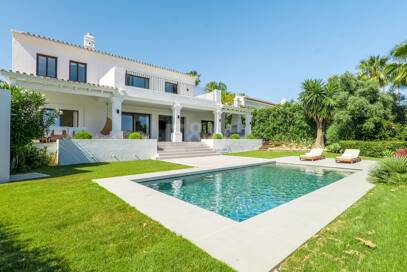 Élégante villa méditerranéenne avec vue sur la mer à Nueva Andalousie