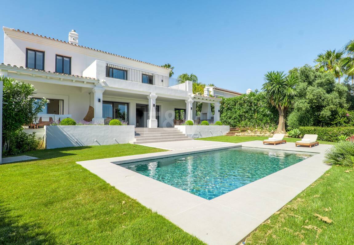 Élégante villa méditerranéenne avec vue sur la mer à Nueva Andalousie