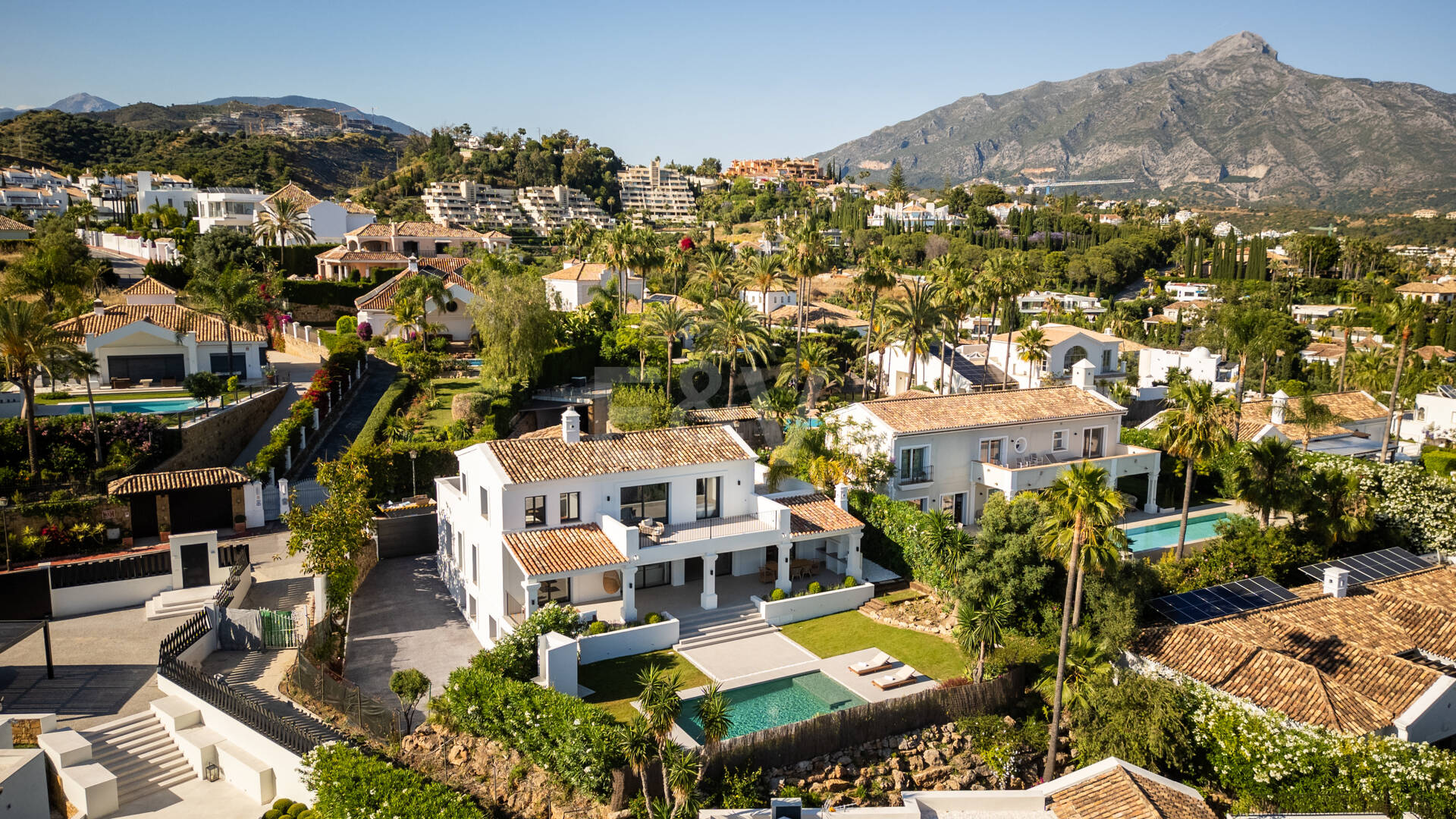 Élégante villa méditerranéenne avec vue sur la mer à Nueva Andalousie