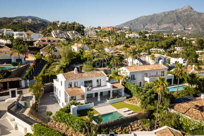 Élégante villa méditerranéenne avec vue sur la mer à Nueva Andalousie