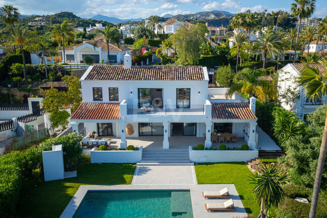 Élégante villa méditerranéenne avec vue sur la mer à Nueva Andalousie