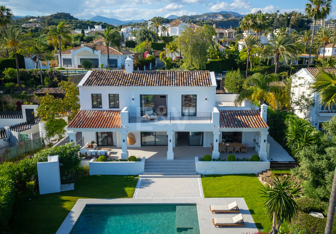 Elegant Mediterranean Villa with Sea Views in Nueva Andalucía