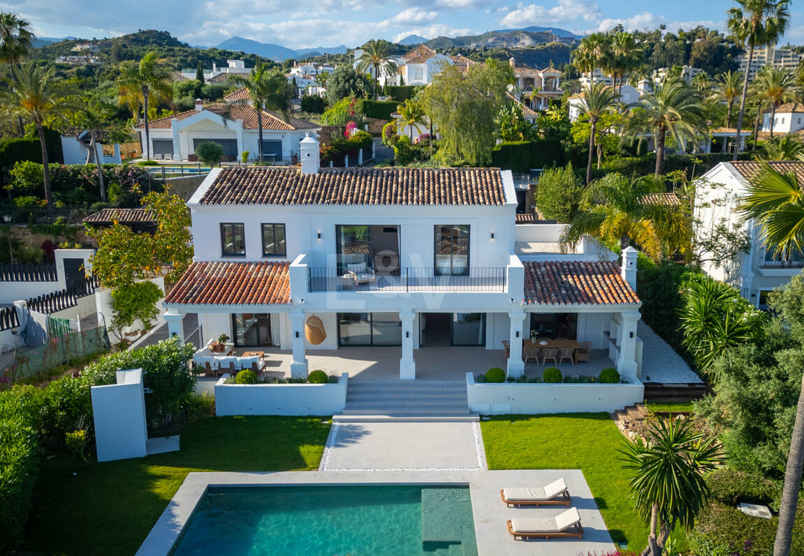 Élégante villa méditerranéenne avec vue sur la mer à Nueva Andalousie