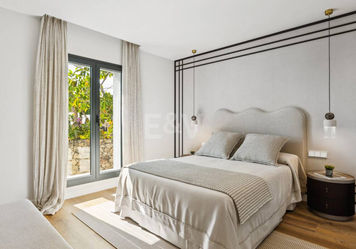 Elegant Mediterranean Villa with Sea Views in Nueva Andalucía