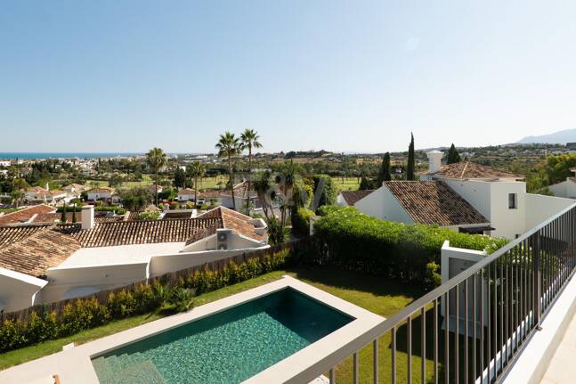 Élégante villa méditerranéenne avec vue sur la mer à Nueva Andalousie