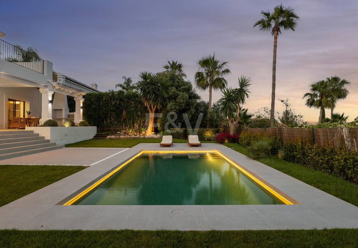 Élégante villa méditerranéenne avec vue sur la mer à Nueva Andalousie