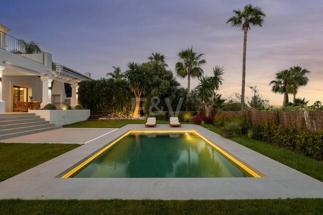 Élégante villa méditerranéenne avec vue sur la mer à Nueva Andalousie