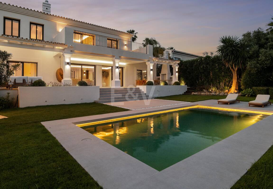Élégante villa méditerranéenne avec vue sur la mer à Nueva Andalousie