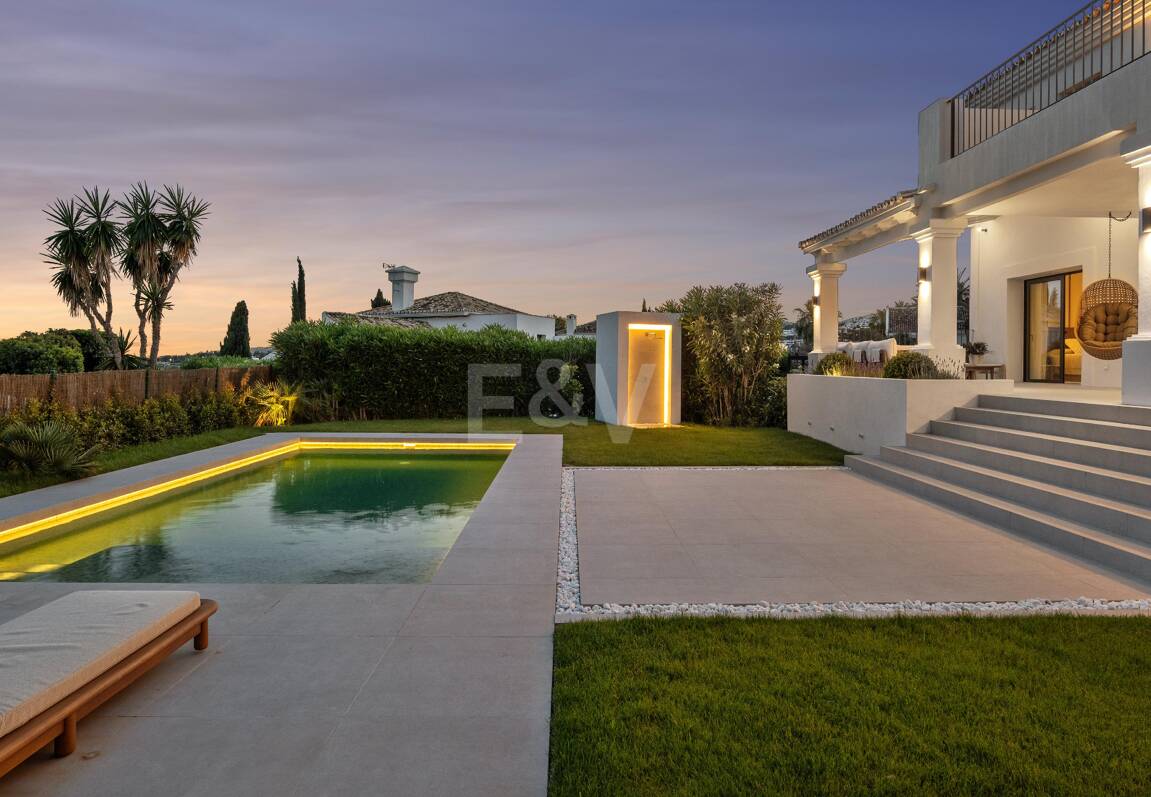 Élégante villa méditerranéenne avec vue sur la mer à Nueva Andalousie