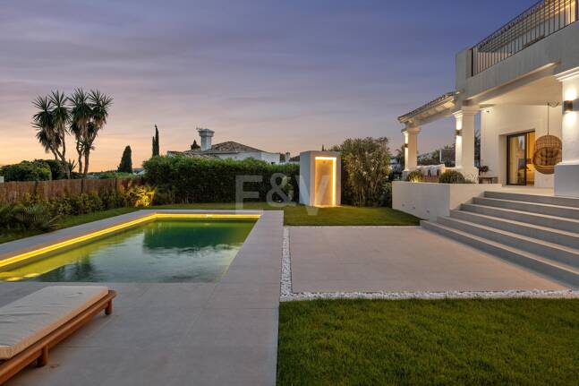 Élégante villa méditerranéenne avec vue sur la mer à Nueva Andalousie