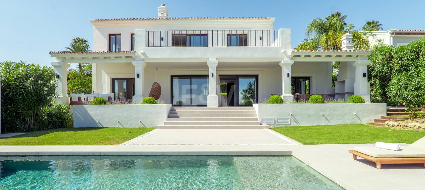 Élégante villa méditerranéenne avec vue sur la mer à Nueva Andalousie