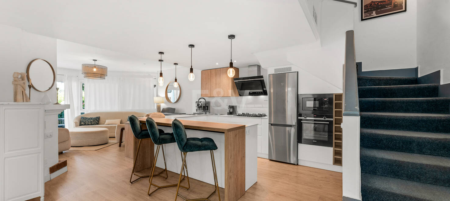 Elegantes Reihenhaus mit Meerblick in Camoján Blanco, Goldene Meile