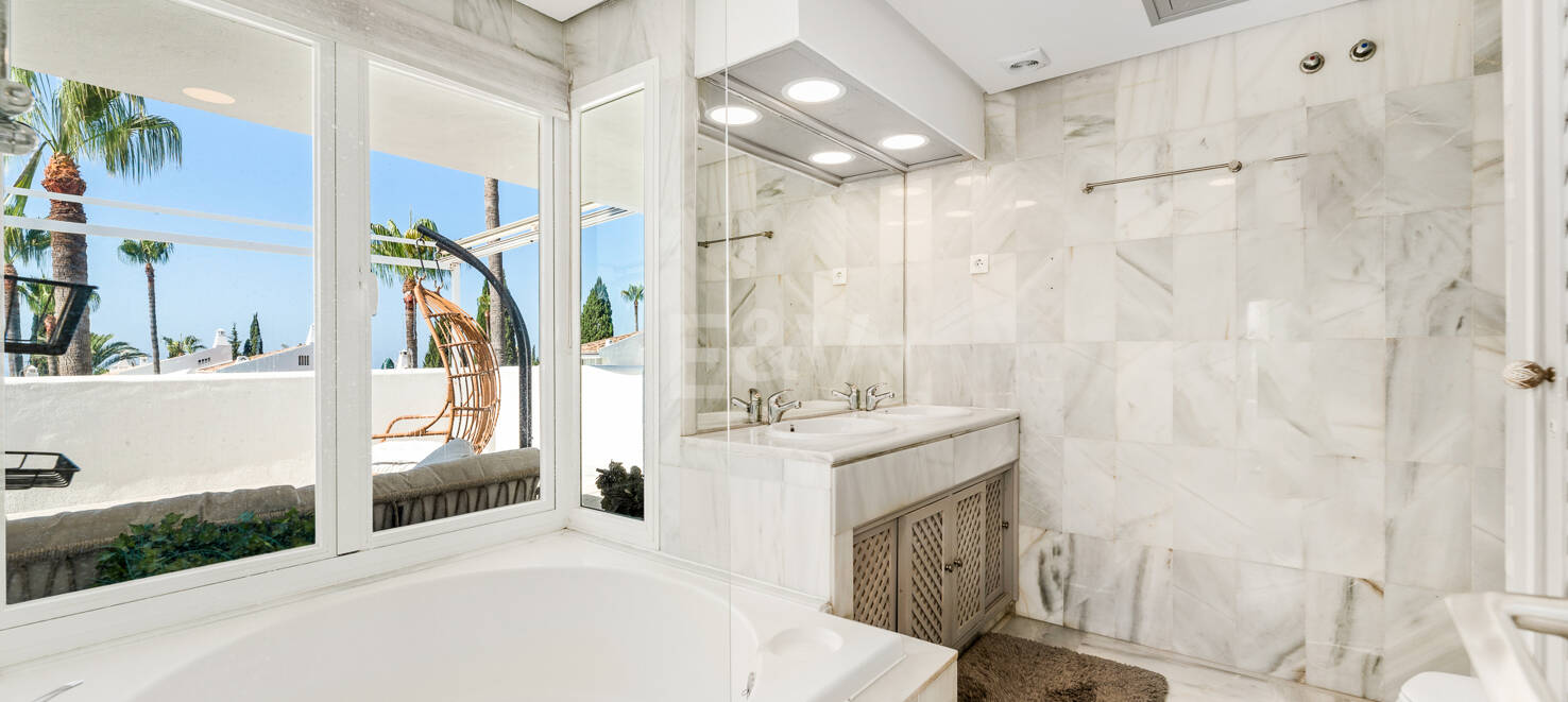 Elegantes Reihenhaus mit Meerblick in Camoján Blanco, Goldene Meile