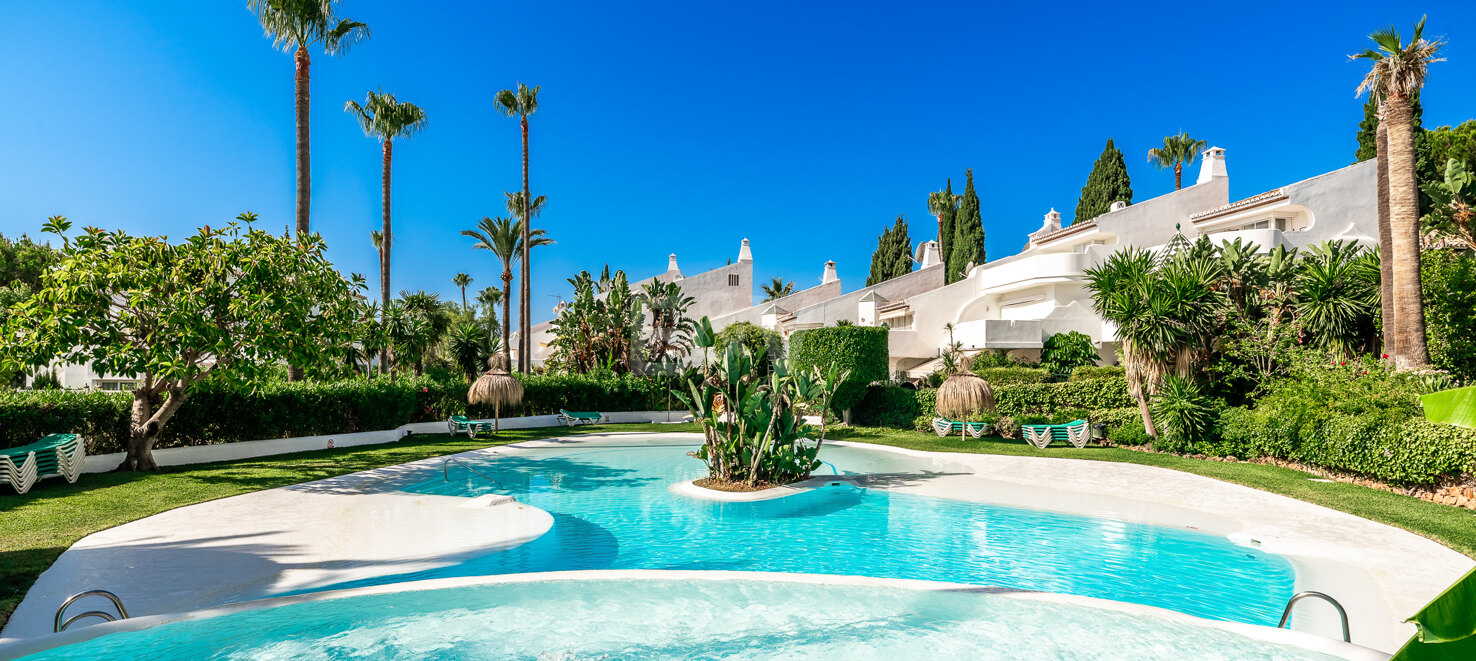 Elegant Townhouse with Sea Views in Camoján Blanco, Golden Mile