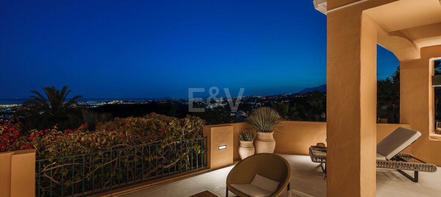 Stunning 4-bedroom apartment with panoramic sea views in La Cerquilla, Nueva Andalucía