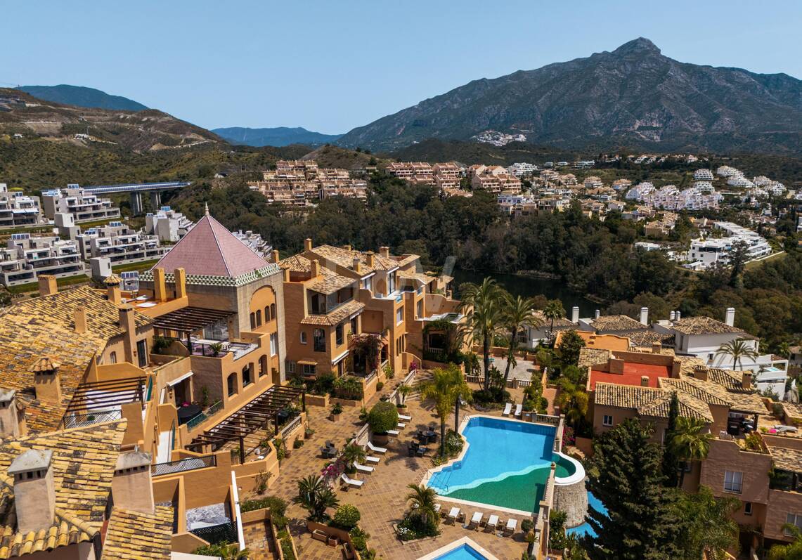 Stunning 4-bedroom apartment with panoramic sea views in La Cerquilla, Nueva Andalucía