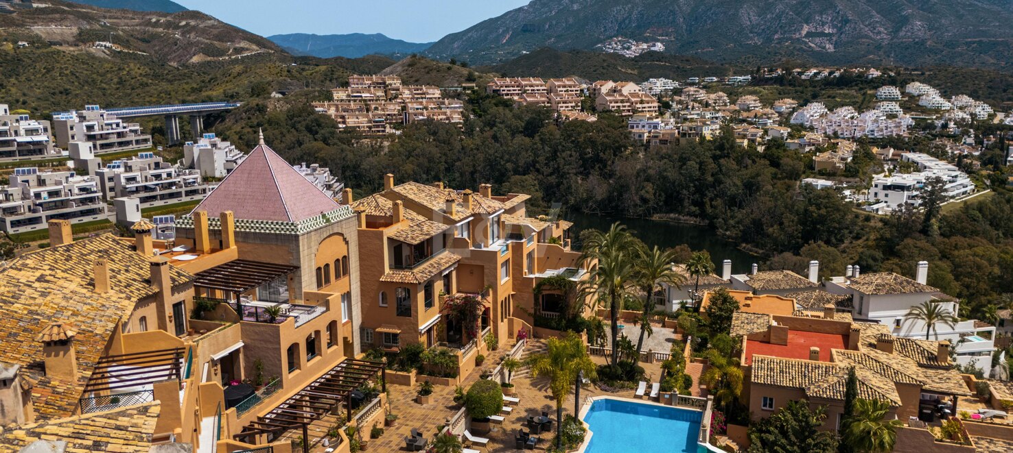 Stunning 4-bedroom apartment with panoramic sea views in La Cerquilla, Nueva Andalucía