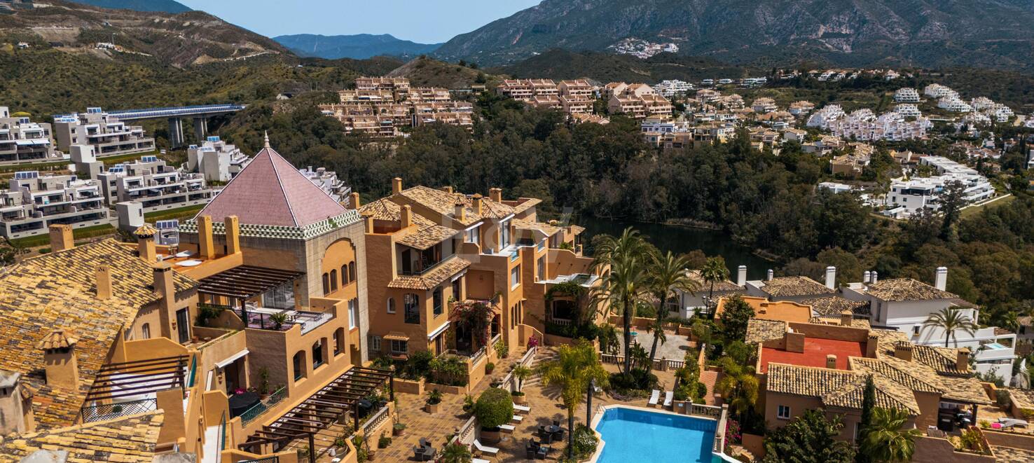 Stunning 4-bedroom apartment with panoramic sea views in La Cerquilla, Nueva Andalucía