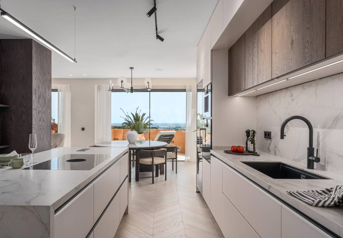 Impresionante apartamento de 4 habitaciones con vistas panorámicas al mar en La Cerquilla, Nueva Andalucía