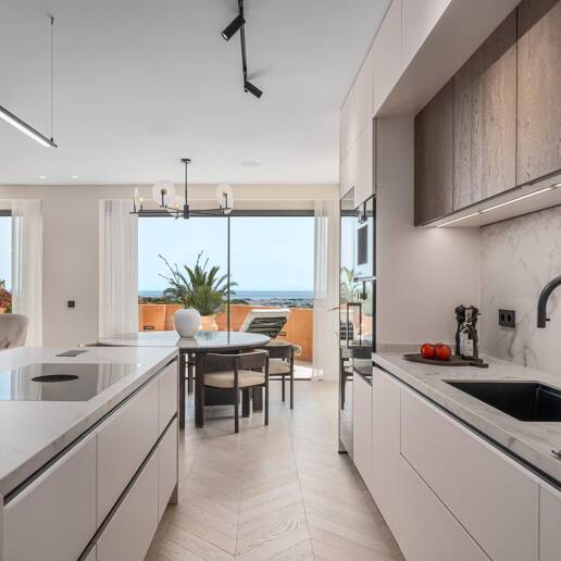 Stunning 4-bedroom apartment with panoramic sea views in La Cerquilla, Nueva Andalucía