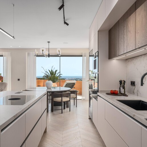 Atemberaubende 4-Zimmer-Wohnung mit Panoramablick auf das Meer in La Cerquilla, Nueva Andalucía