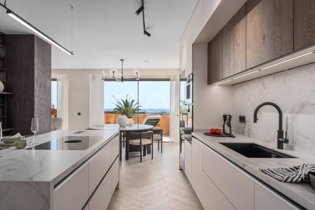 Impresionante apartamento de 4 habitaciones con vistas panorámicas al mar en La Cerquilla, Nueva Andalucía