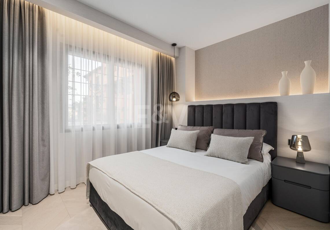 Stunning 4-bedroom apartment with panoramic sea views in La Cerquilla, Nueva Andalucía