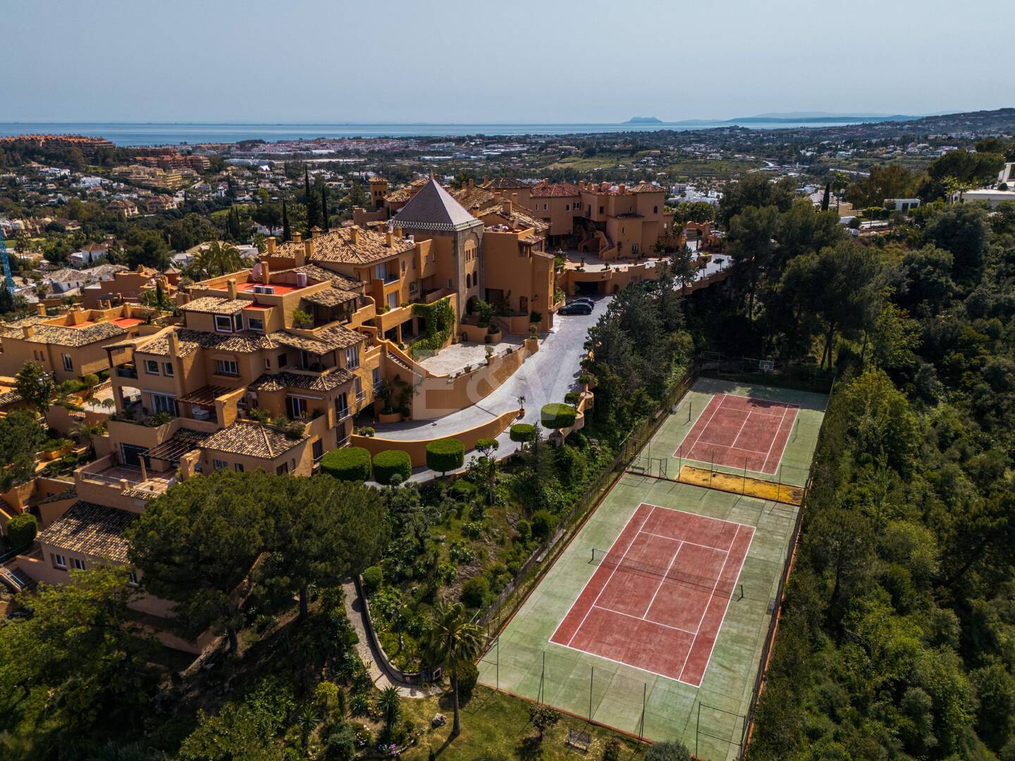 Impresionante apartamento de 4 habitaciones con vistas panorámicas al mar en La Cerquilla, Nueva Andalucía