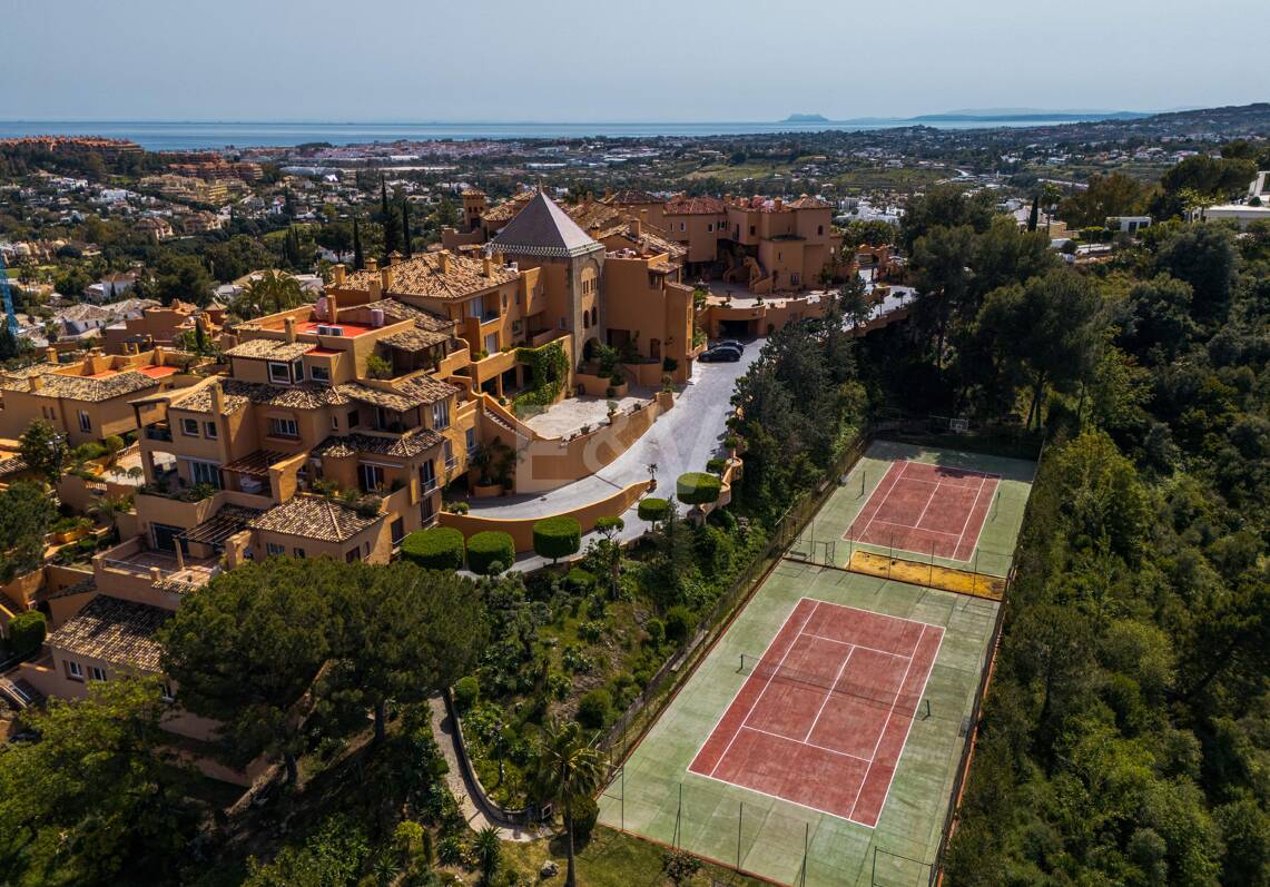 Stunning 4-bedroom apartment with panoramic sea views in La Cerquilla, Nueva Andalucía