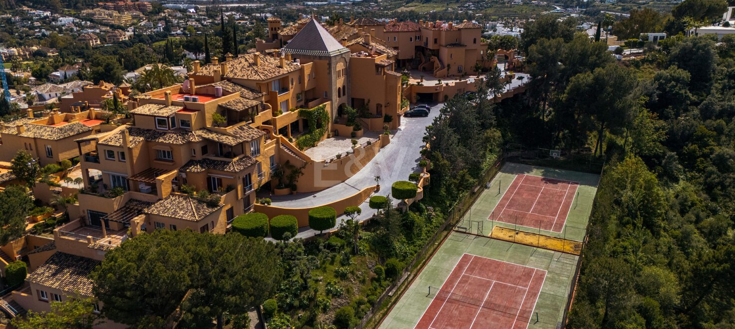 Stunning 4-bedroom apartment with panoramic sea views in La Cerquilla, Nueva Andalucía