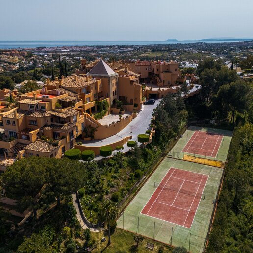 Stunning 4-bedroom apartment with panoramic sea views in La Cerquilla, Nueva Andalucía