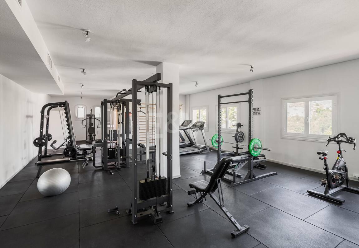 Impresionante apartamento de 4 habitaciones con vistas panorámicas al mar en La Cerquilla, Nueva Andalucía