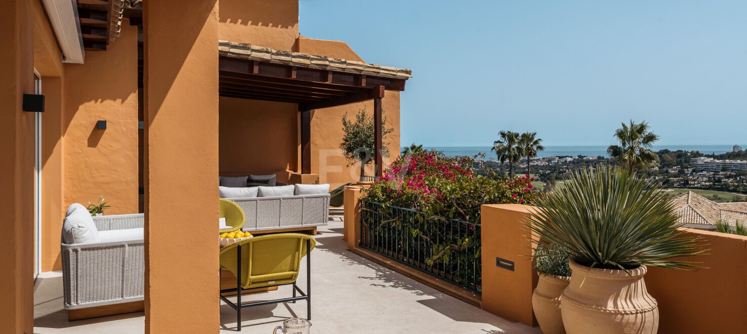 Stunning 4-bedroom apartment with panoramic sea views in La Cerquilla, Nueva Andalucía