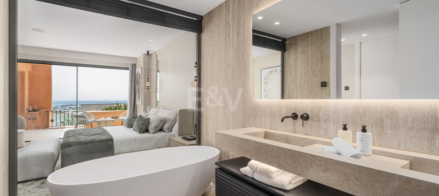 Stunning 4-bedroom apartment with panoramic sea views in La Cerquilla, Nueva Andalucía