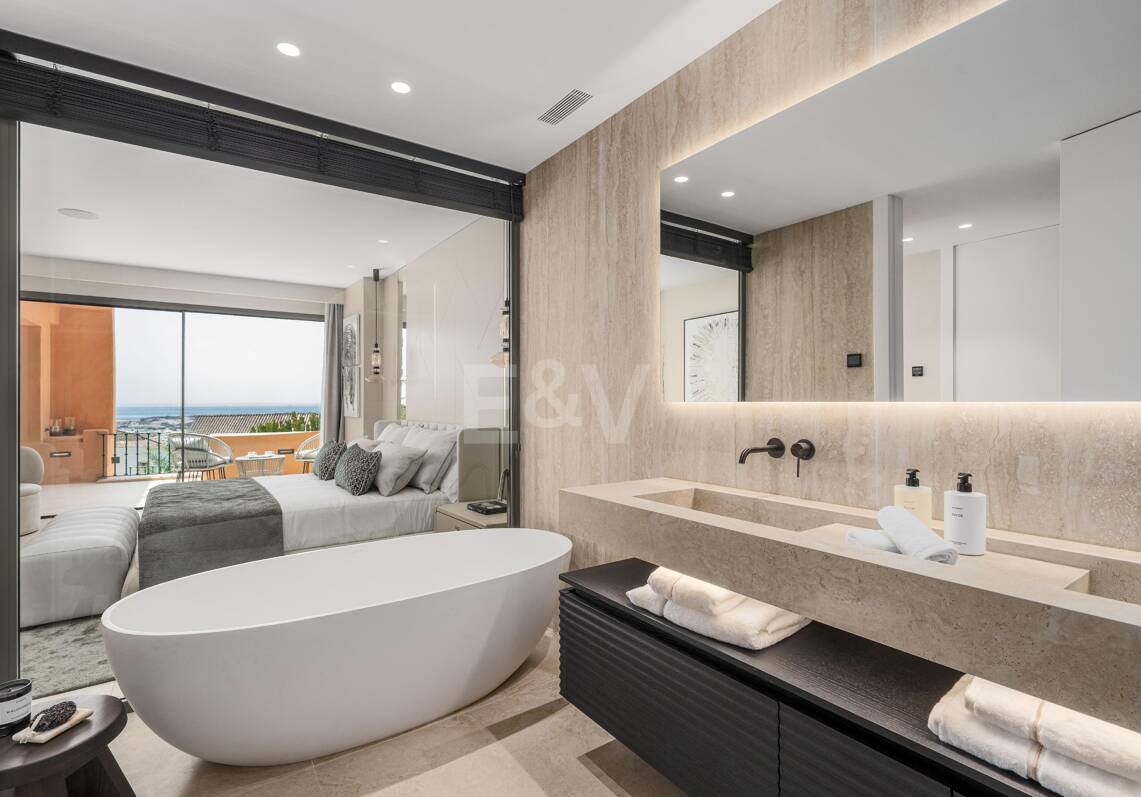 Stunning 4-bedroom apartment with panoramic sea views in La Cerquilla, Nueva Andalucía