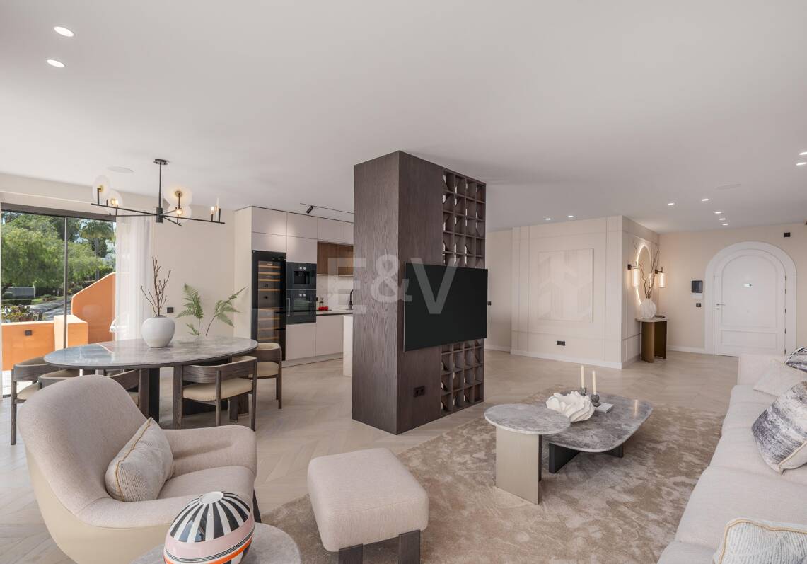 Stunning 4-bedroom apartment with panoramic sea views in La Cerquilla, Nueva Andalucía