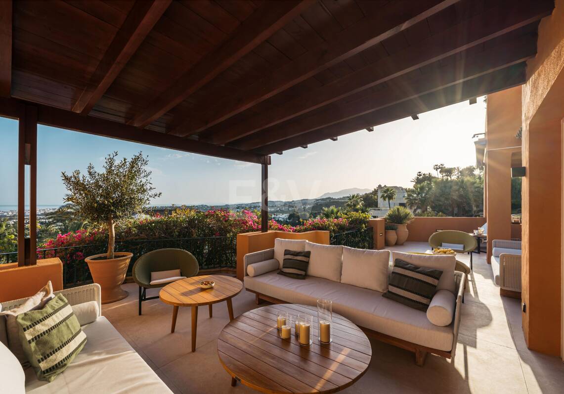 Stunning 4-bedroom apartment with panoramic sea views in La Cerquilla, Nueva Andalucía