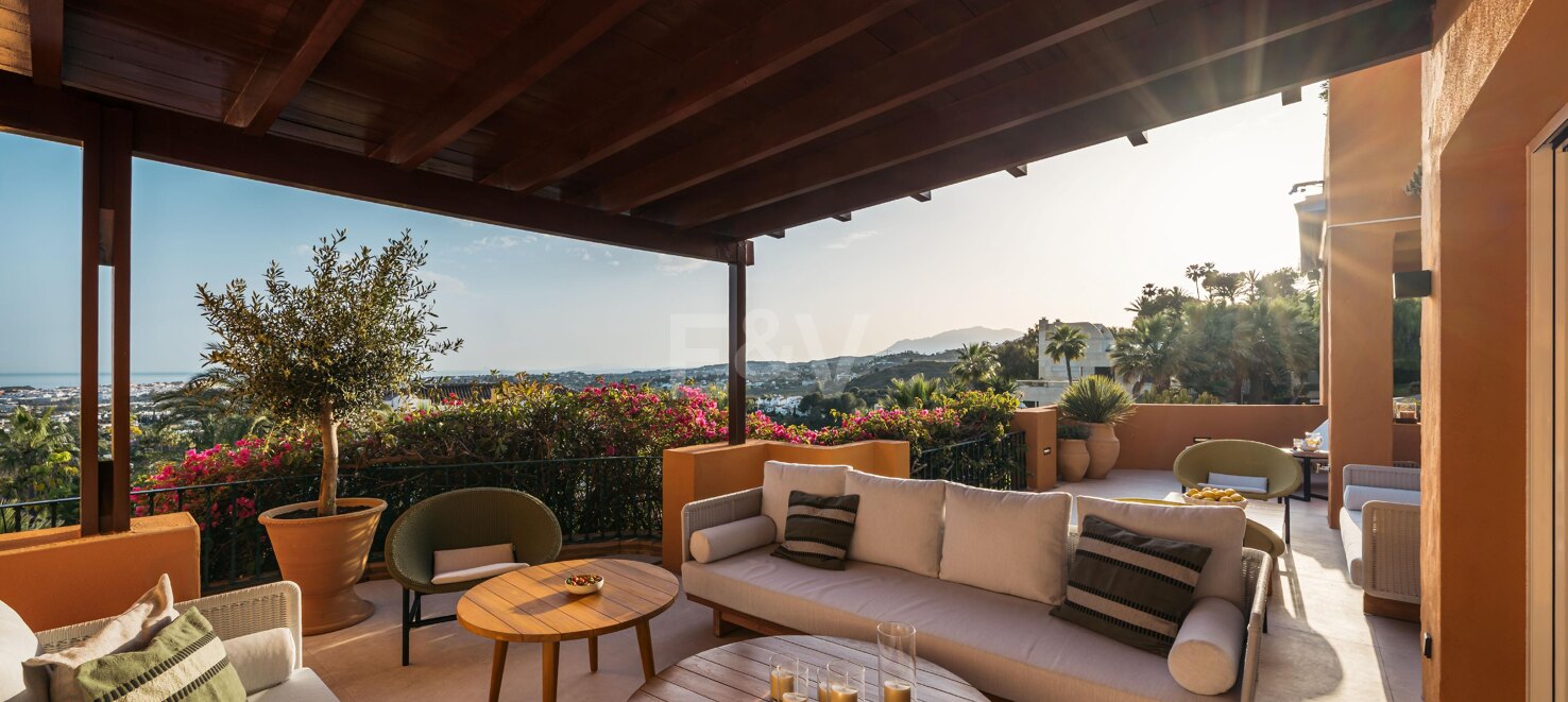 Stunning 4-bedroom apartment with panoramic sea views in La Cerquilla, Nueva Andalucía