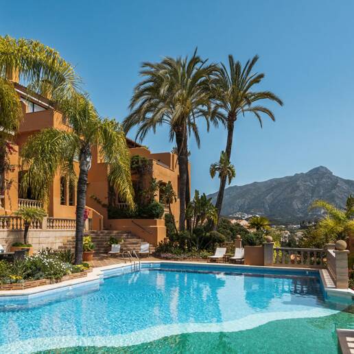 Stunning 4-bedroom apartment with panoramic sea views in La Cerquilla, Nueva Andalucía