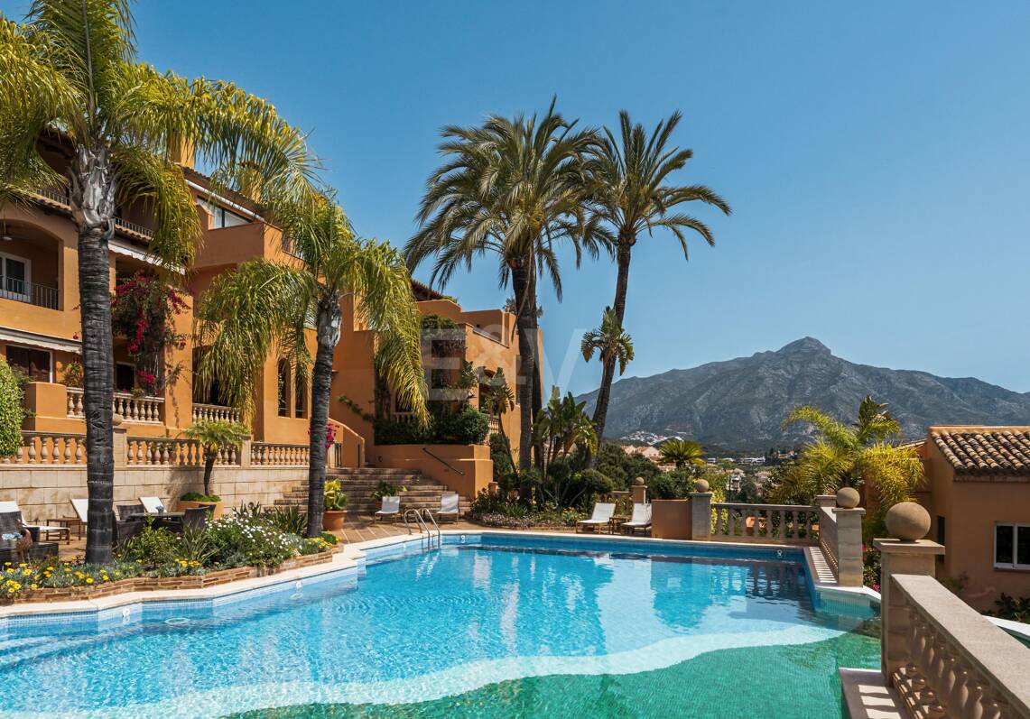 Stunning 4-bedroom apartment with panoramic sea views in La Cerquilla, Nueva Andalucía