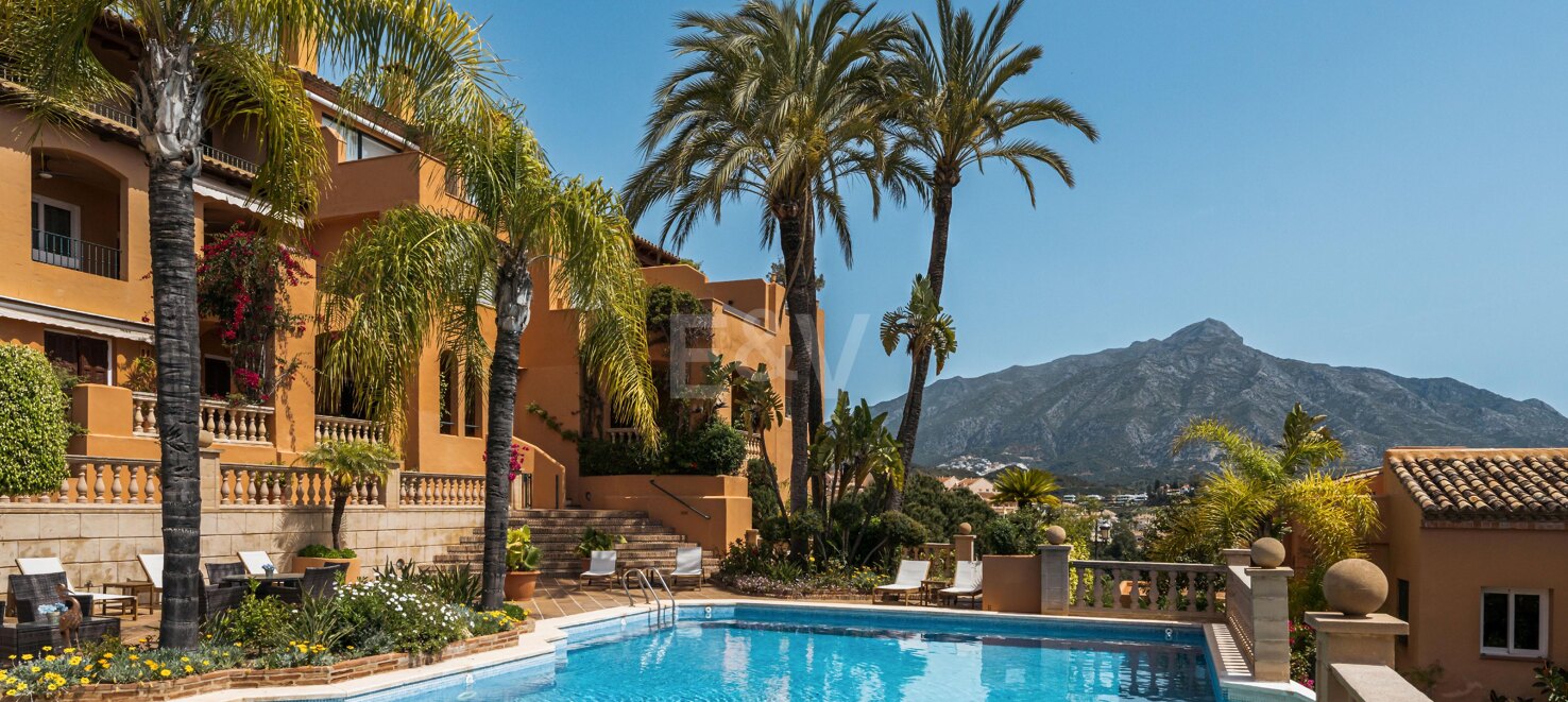 Stunning 4-bedroom apartment with panoramic sea views in La Cerquilla, Nueva Andalucía