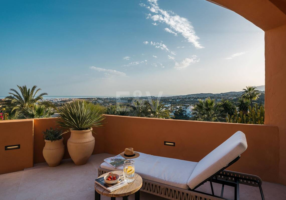 Stunning 4-bedroom apartment with panoramic sea views in La Cerquilla, Nueva Andalucía