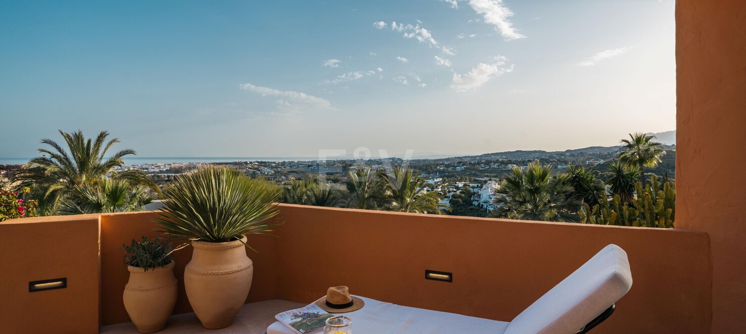 Stunning 4-bedroom apartment with panoramic sea views in La Cerquilla, Nueva Andalucía