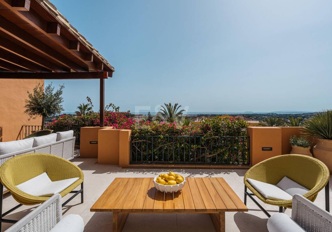 Stunning 4-bedroom apartment with panoramic sea views in La Cerquilla, Nueva Andalucía