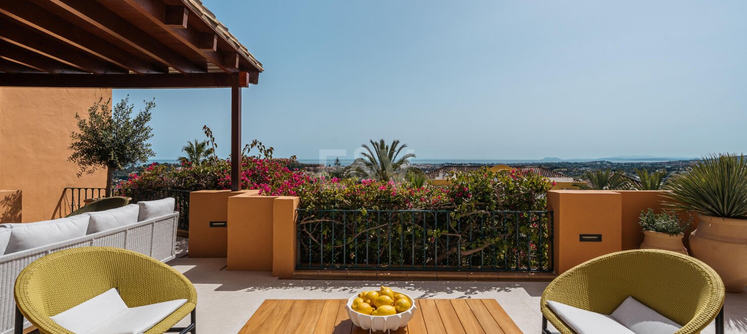 Stunning 4-bedroom apartment with panoramic sea views in La Cerquilla, Nueva Andalucía