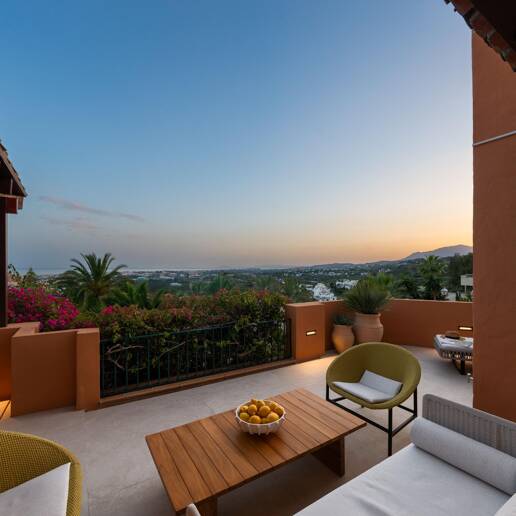 Stunning 4-bedroom apartment with panoramic sea views in La Cerquilla, Nueva Andalucía