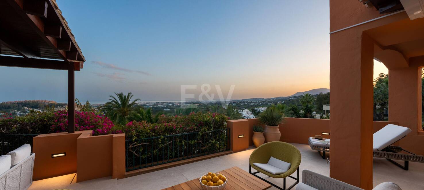 Stunning 4-bedroom apartment with panoramic sea views in La Cerquilla, Nueva Andalucía