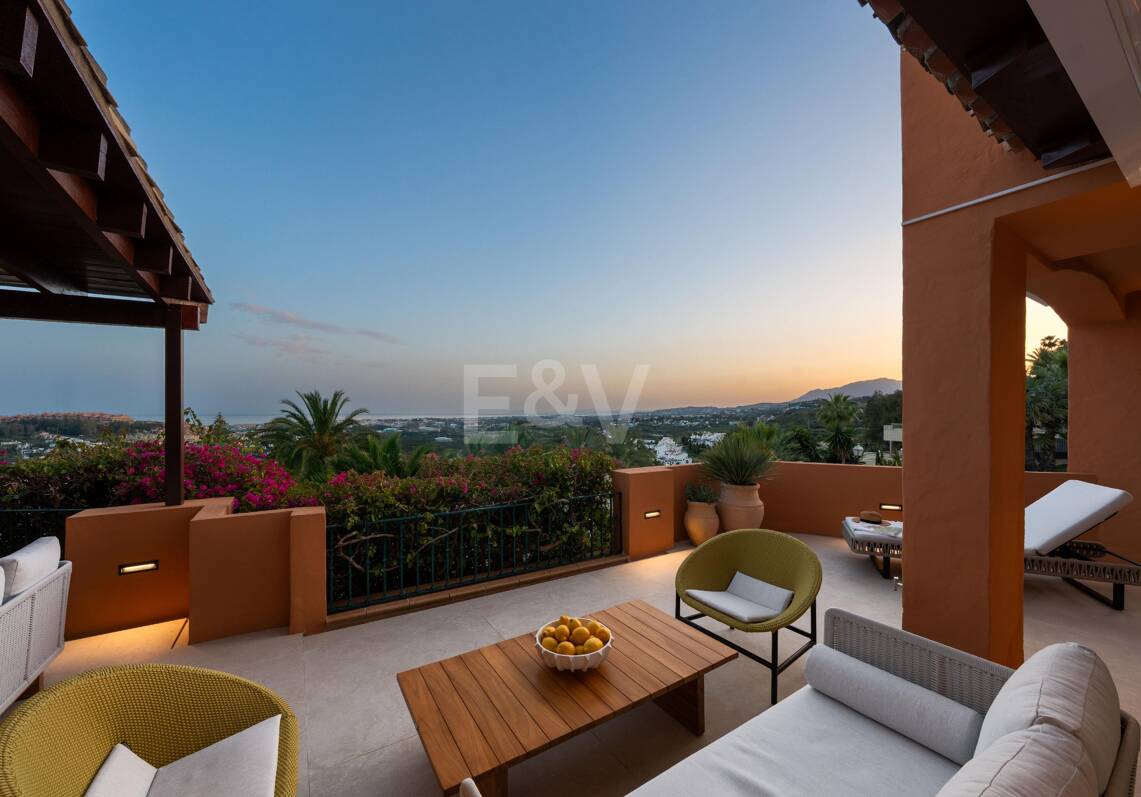 Stunning 4-bedroom apartment with panoramic sea views in La Cerquilla, Nueva Andalucía