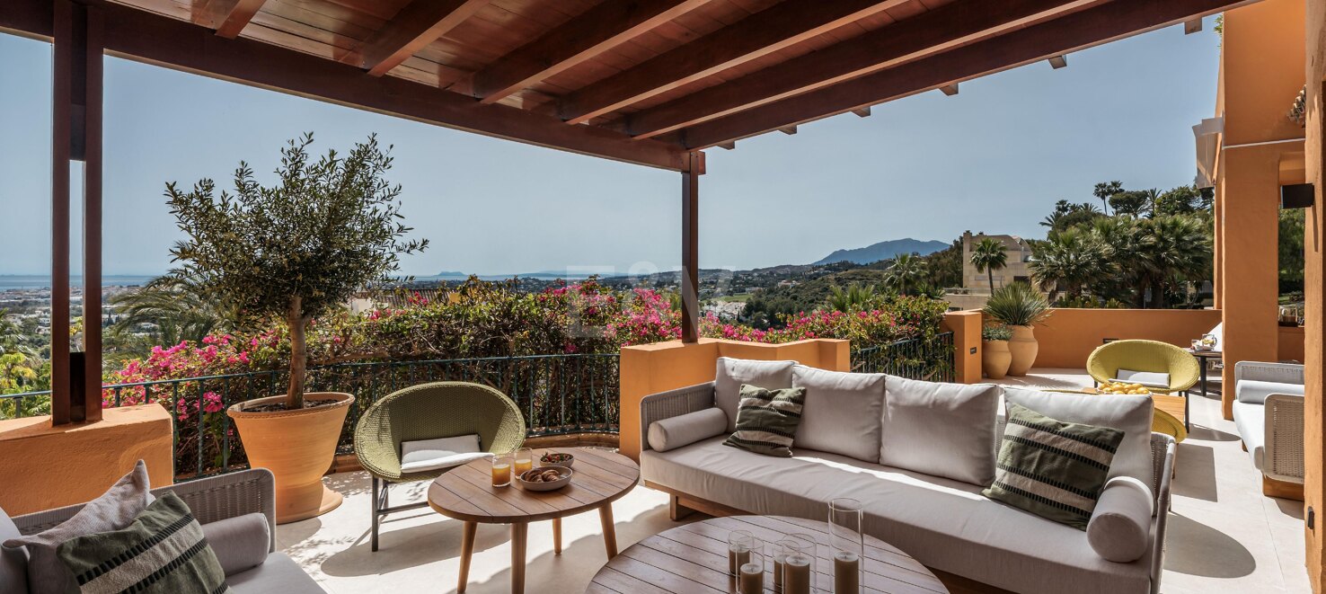 Stunning 4-bedroom apartment with panoramic sea views in La Cerquilla, Nueva Andalucía