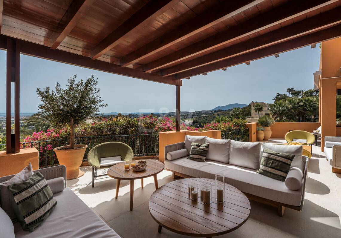 Stunning 4-bedroom apartment with panoramic sea views in La Cerquilla, Nueva Andalucía